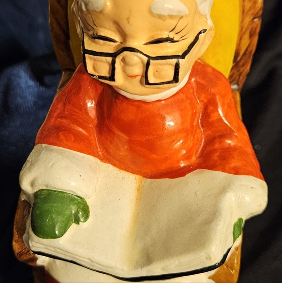 Vintage Handpainted Ceramic Mrs Claus in Rocking Chair Bank Figurine. - Picture 3 of 6